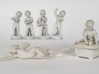 Vente aux enchères 6 différents sujets en biscuit (4 amours musiciens, jeune fille dénudé