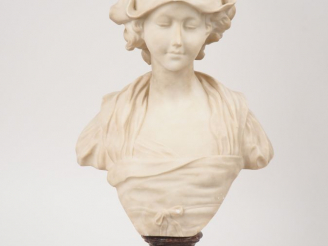 Vente aux enchères Ecole française 1900  "jeune fille en buste au fichu" Sculpture en alb