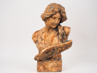 Vente aux enchères Sculpture en terre cuite. "portrait de jeune fille en buste".  H. 60 c