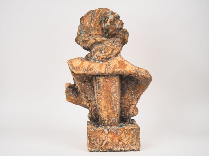 Sculpture en terre cuite. "portrait de jeune fille en buste".  H. 60 c
