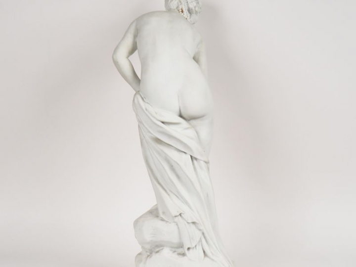 ALLEGRAIN.  "baigneuse" Grand sujet en biscuit Signée.  (fel de cuisso