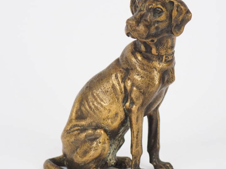 Sujet en bronze "chien de chasse assis". H. 11 cm