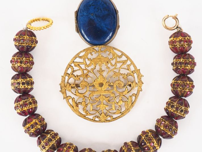 Ensemble de bijoux fantaisie comprenant : - Pendentif porte photo en v