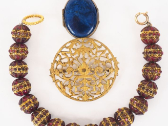 Vente aux enchères Ensemble de bijoux fantaisie comprenant : - Pendentif porte photo en v