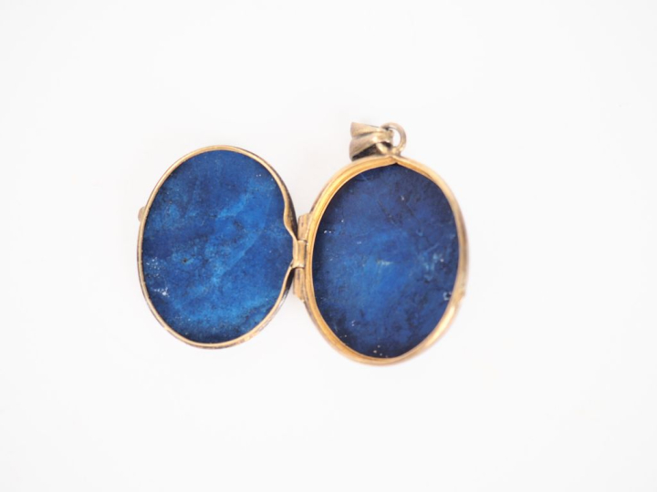 Ensemble de bijoux fantaisie comprenant : - Pendentif porte photo en v