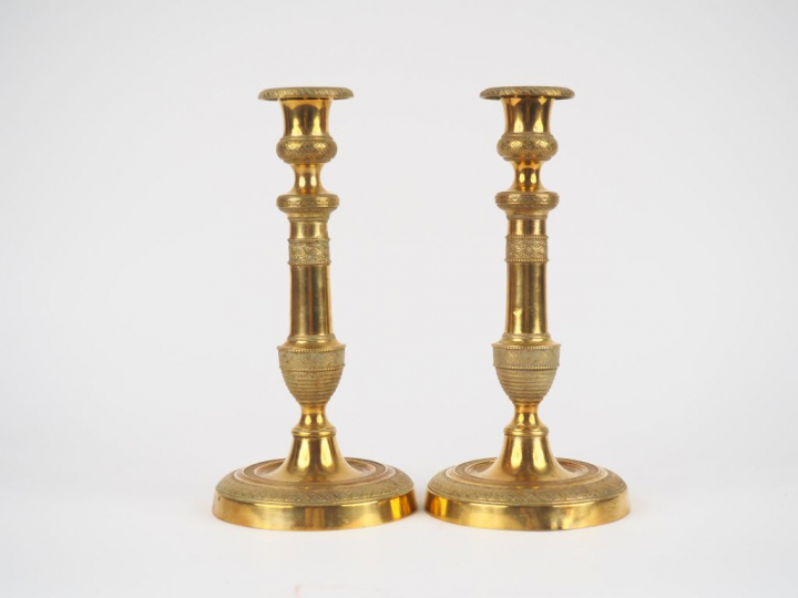 Paire de bougeoirs XIXème en laiton, avec leurs boblèches. H. 26 cm