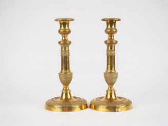 Vente aux enchères Paire de bougeoirs XIXème en laiton, avec leurs boblèches. H. 26 cm