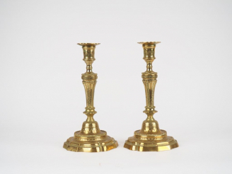 Vente aux enchères Paire de bougeoirs en bronze à décor gravé de feuillages avec leurs bo