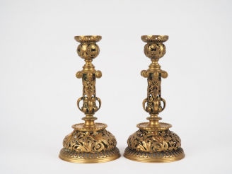 Vente aux enchères Paire de bougeoirs XIXème en bronze à décor ajouré d'oiseaux, de feuil