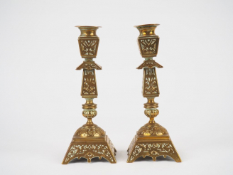 Vente aux enchères Paire de bougeoirs XIXème en bronze à décor gravé de rinceaux.  H. 21 