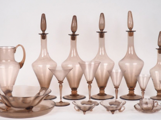 Vente aux enchères Service de verres 1930 dans le goût du XVIIIème en verre teinté mauve 