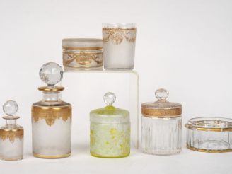 Vente aux enchères 5 différents flacons de toilette en cristal, décor émaillé et doré. On