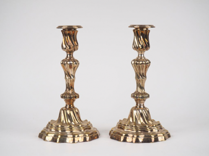 Paire de bougeoirs de style Louis XV en bronze argenté à décor de côte