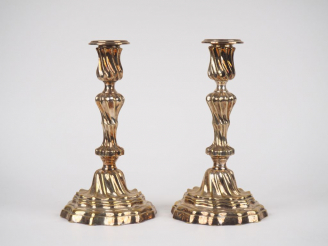 Vente aux enchères Paire de bougeoirs de style Louis XV en bronze argenté à décor de côte