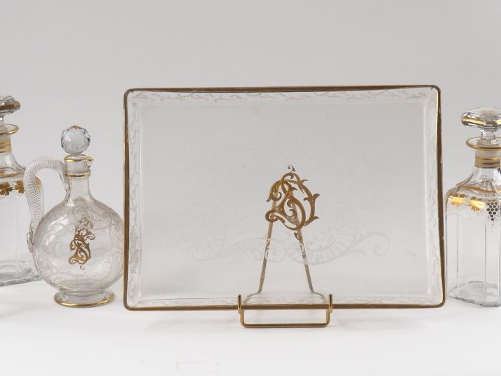 Ensemble de 5 différents flacons et un plateau en cristal Napoléon III