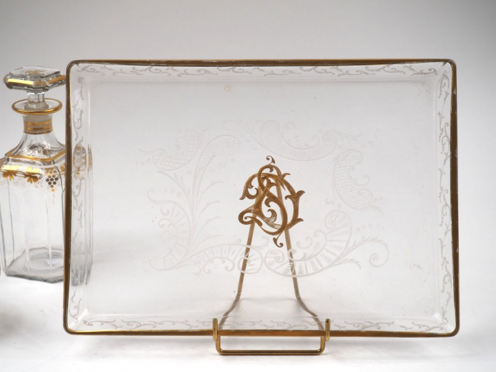 Ensemble de 5 différents flacons et un plateau en cristal Napoléon III