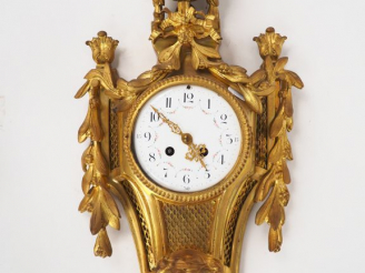 Vente aux enchères Cartel d'applique de style Louis XVI en bronze doré, à décor de vase à