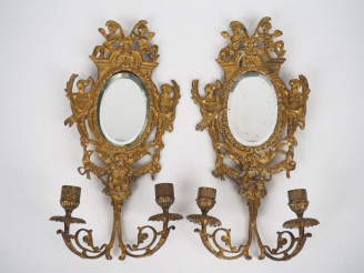 Vente aux enchères Paire d'appliques doubles de style Louis XVI en bronze doré, à décor d