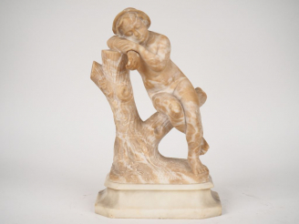 Vente aux enchères Sujet XIXème en albâtre "l'amour endormi sur un tronc d'arbre". H. 38 