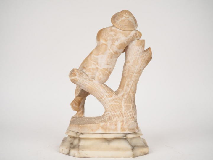 Sujet XIXème en albâtre "l'amour endormi sur un tronc d'arbre". H. 38 