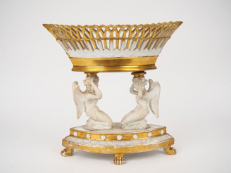 Vente aux enchères Jardinière XIXème en biscuit et porcelaine de Paris, à décor d'archang