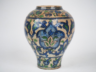 Vente aux enchères Vase ovoide persan en céramique polychrome à décor de rinceaux feuilla