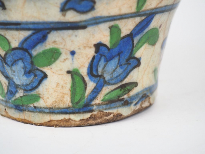 Vase ovoide persan en céramique polychrome à décor de rinceaux feuilla