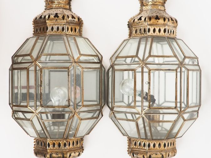 Paire d'appliques murales en verre et métal. Dim. 65 x 30 cm