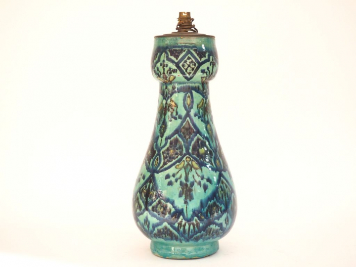 Vase balustre en faïence marocaine monté en lampe, fond turquoise. H. 