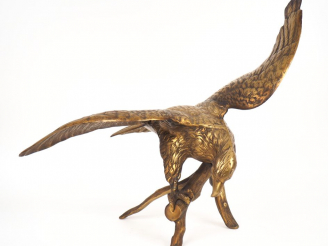 Vente aux enchères Grande sculpture en régule "l'aigle".  Dim. 57,5 x 81 cm