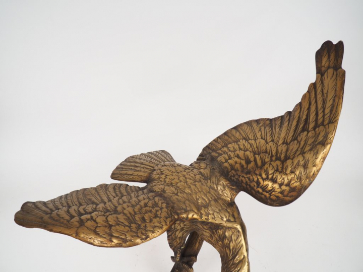 Grande sculpture en régule "l'aigle".  Dim. 57,5 x 81 cm