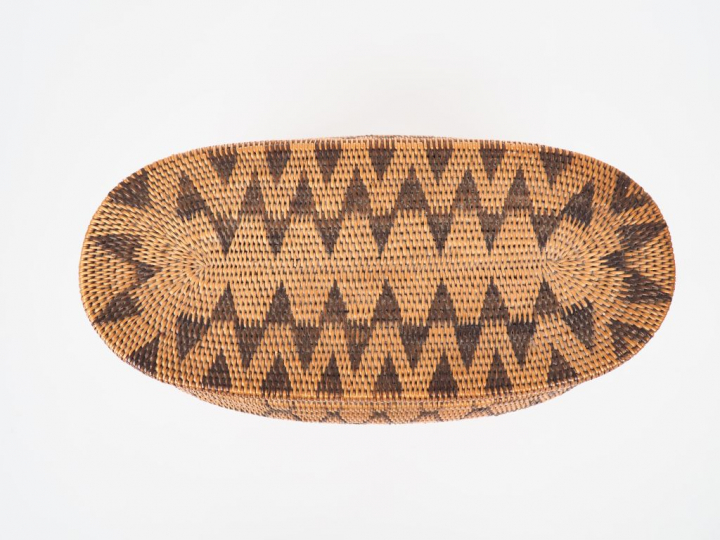 Boite à couture ovale en osier bicolore. Dim. 15 x 36 cm.