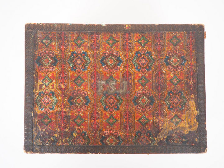 Boite à bijoux Restauration en bois et papier collé. Dim. 16 x 24 x 17