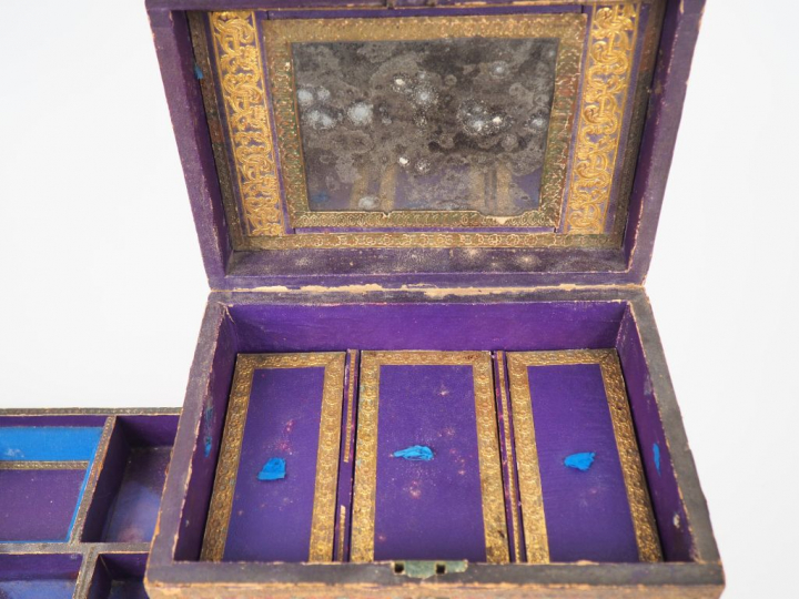 Boite à bijoux Restauration en bois et papier collé. Dim. 16 x 24 x 17