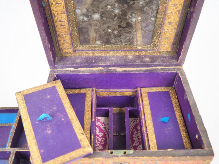 Boite à bijoux Restauration en bois et papier collé. Dim. 16 x 24 x 17