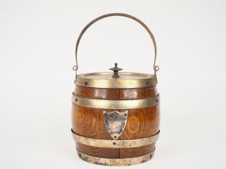 Vente aux enchères Pot couvert anglais en forme de tonneau, en chêne et laiton, intérieur