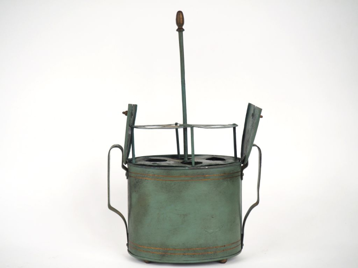 Oeufrier de style Empire en tole verte et dorée. Dim . 28 x 25 x 12 cm