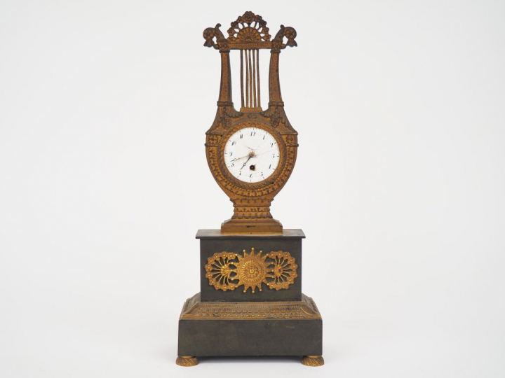 Pendulette lyre Restauration en bronze et tôle patinée et dorée, cadra