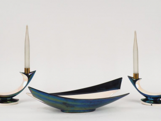 Vente aux enchères Garniture de table en porcelaine bicolore comprenant : un présentoir e