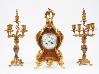 Vente aux enchères Garniture de cheminée de style Louis XV en marqueterie Boulle et métal
