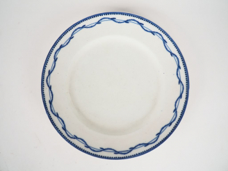 Vente aux enchères 20 assiettes XIXème en faience fine décor camaieu bleu. Diam. 23,5 cm.