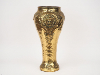 Vente aux enchères KLAHR. Porte parapluie en laiton repoussé à décor de mufles de lion. S