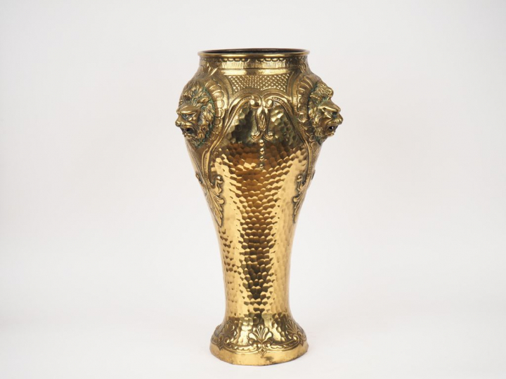 KLAHR. Porte parapluie en laiton repoussé à décor de mufles de lion. S