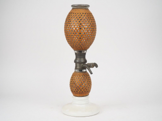 Vente aux enchères Syphon à eau de Mélisse en opaline, verre et osier. H. 46 cm