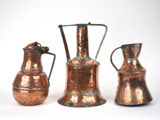Vente aux enchères 3 cuivres anciens : chevrette, verseuse et pichet.