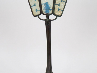 Vente aux enchères Réflecteur Art Nouveau en bronze à patine brune et verte et verre opal