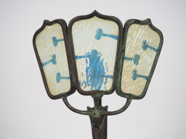 Réflecteur Art Nouveau en bronze à patine brune et verte et verre opal