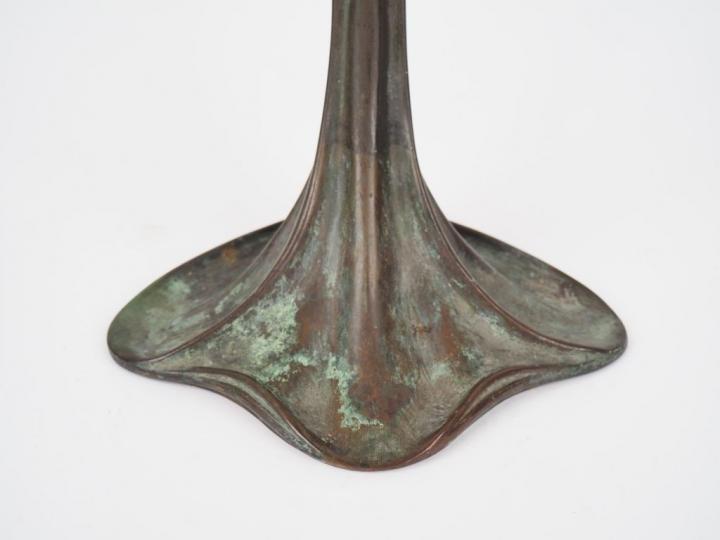 Réflecteur Art Nouveau en bronze à patine brune et verte et verre opal