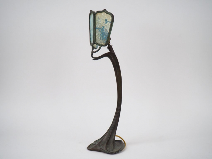 Réflecteur Art Nouveau en bronze à patine brune et verte et verre opal