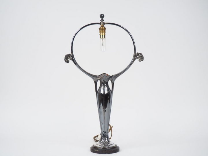 GALLIA.  Pied de lampe Art Nouveau en métal argenté à décor de fleurs.